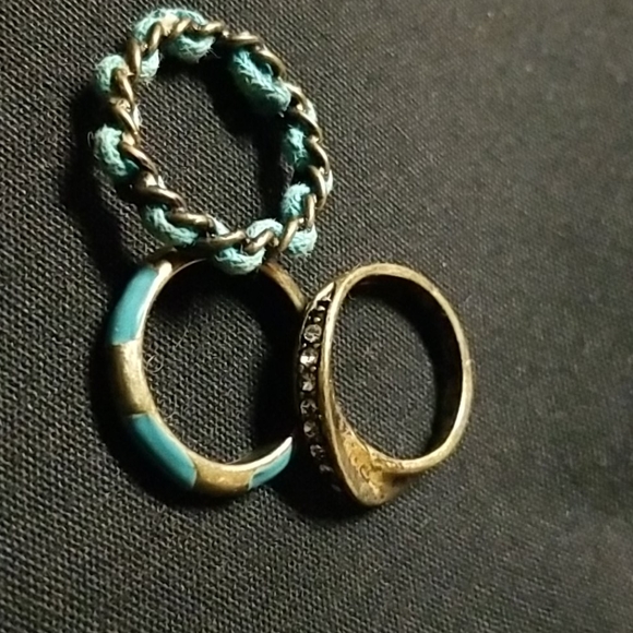 Five Fashion Rings & Two Earrings - Picture 3 of 8